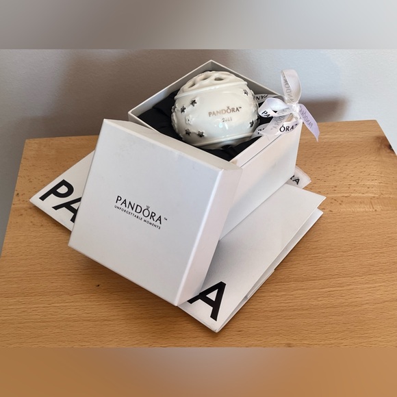 Pandora 2011 Porcelain Ball Christmas Tree🎄 Ornament w Ribbon & Original Box 🎁 - Picture 2 of 14